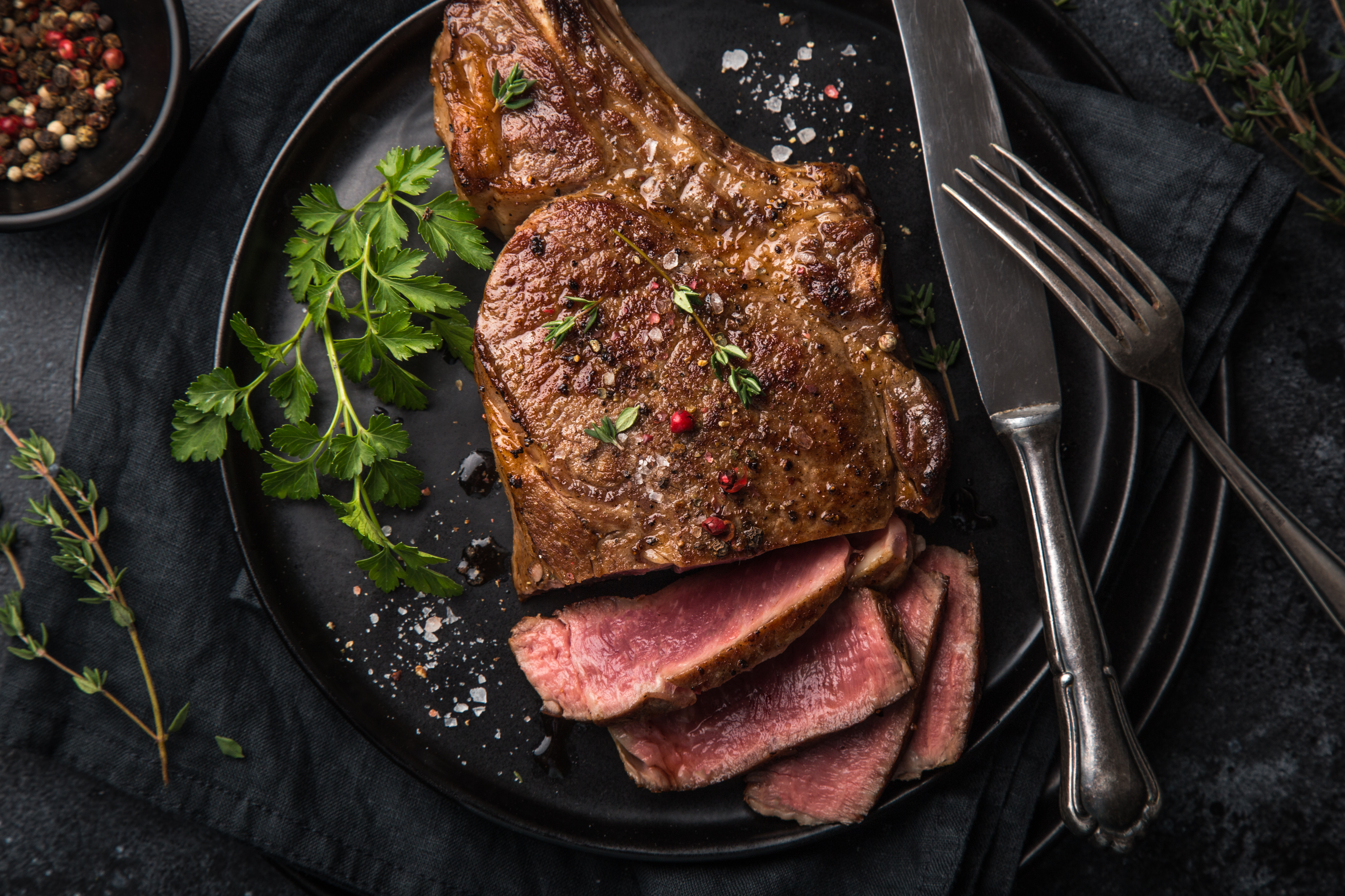 https://www.aussiebeefandlamb.sg/siteassets/sliced-beef-steak-on-black-plate_247267280-1.jpeg